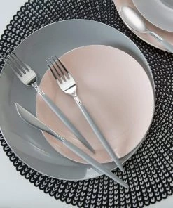 Round Accent Round Gray • Silver Plastic Plates | 10 Pack 9 Round Accent Round Gray • Silver Plastic Plates | 10 Pack